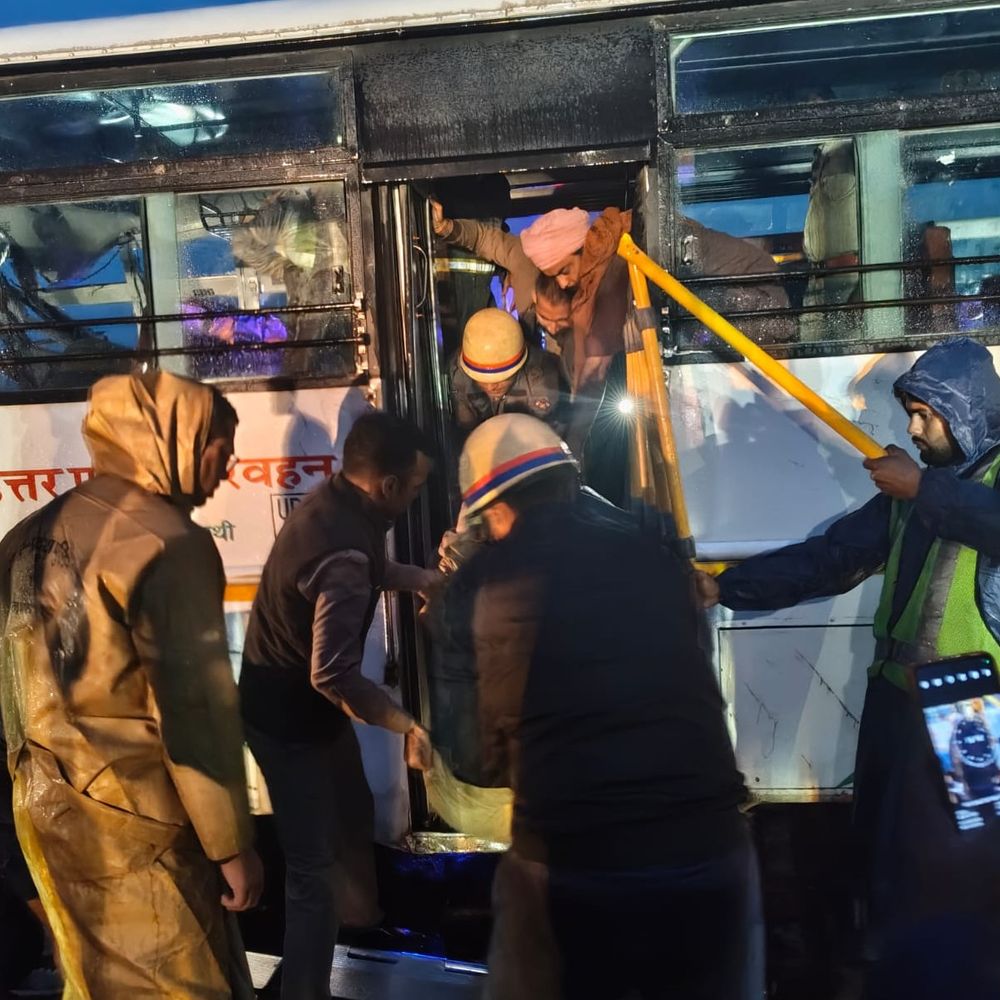 हापुड़ में रोडवेज बस डिवाइडर से टकराई, ड्राइवर की मौत:पीलीभीत से दिल्ली जा रही था बस; कंडेक्टर समेत 10 यात्री घायल