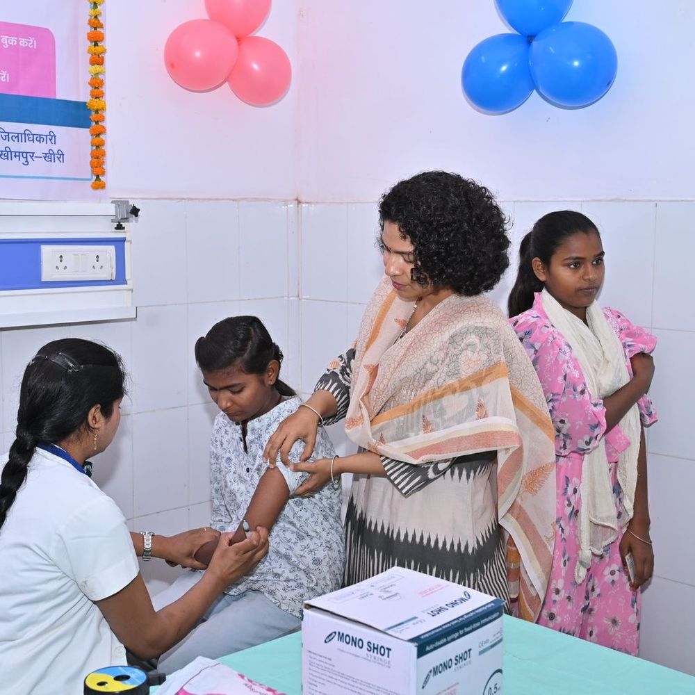 लखीमपुर में 14-15 वर्ष की किशोरियों को निःशुल्क HPV टीका:सर्वाइकल कैंसर रोकथाम अभियान की हुई शुरुआत, डीएम ने किया उद्घाटन