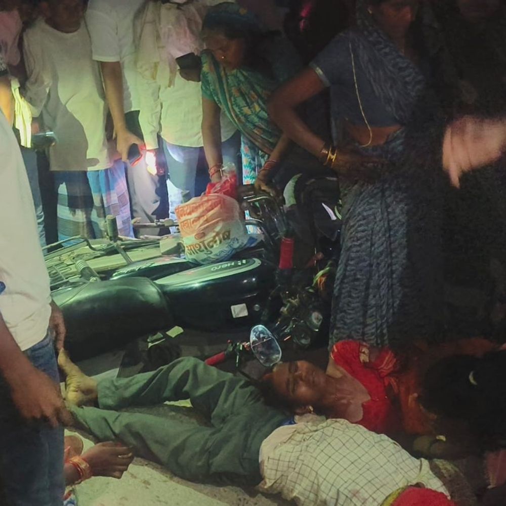 मिट्टी लदे ट्रैक्टर से कुचलकर युवक की मौत:गाजीपुर में परिजनों ने सड़क जाम की, ड्राइवर की गिरफ्तारी और मुआवजे की मांग