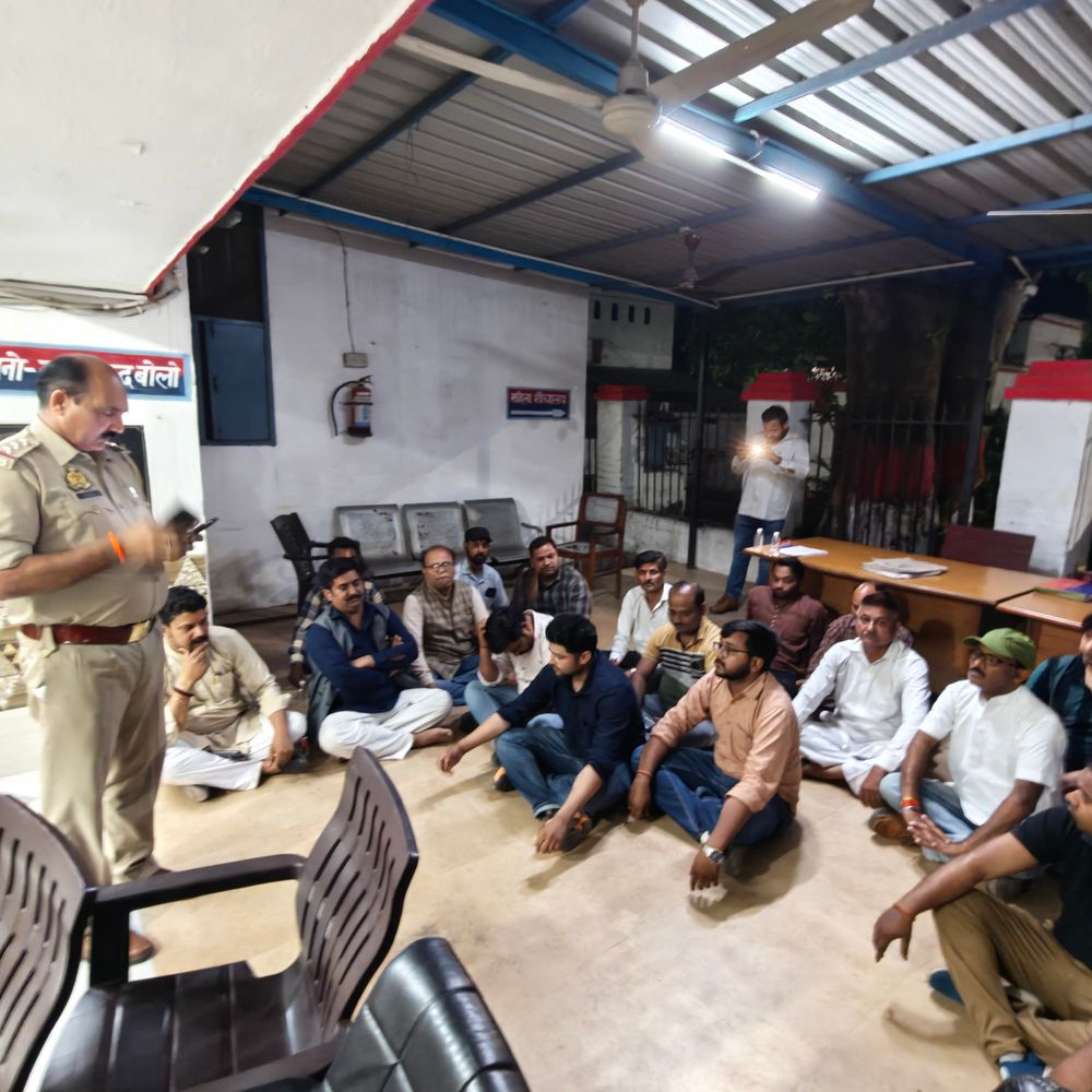 भाजपा नगर महामंत्री पर FIR के बाद प्रदर्शन:नगर अध्यक्ष कोतवाली में धरने पर बैठे, दरोगा को लाइन हाजिर करने की मांग पर अड़े