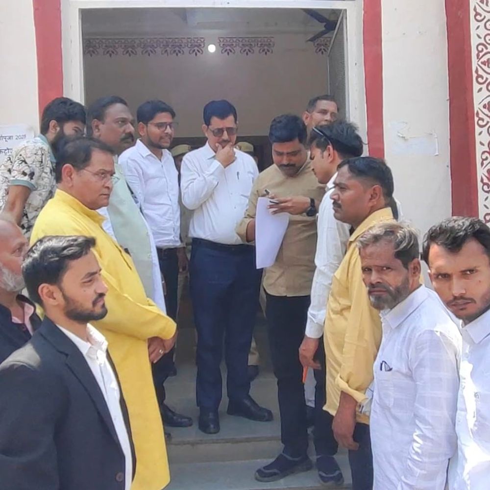 सुल्तानपुर में स्मार्ट मीटर से भुगतान अपडेट नहीं:बिजली कटौती से परेशान उपभोक्ता कलेक्ट्रेट पहुंचे, कार्रवाई की मांग