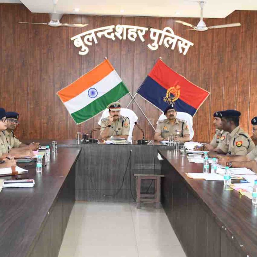 बुलंदशहर में डीआईजी मेरठ ने की अपराध समीक्षा बैठक:त्योहारों पर विशेष निगरानी, लंबित विवेचनाओं के निस्तारण के निर्देश
