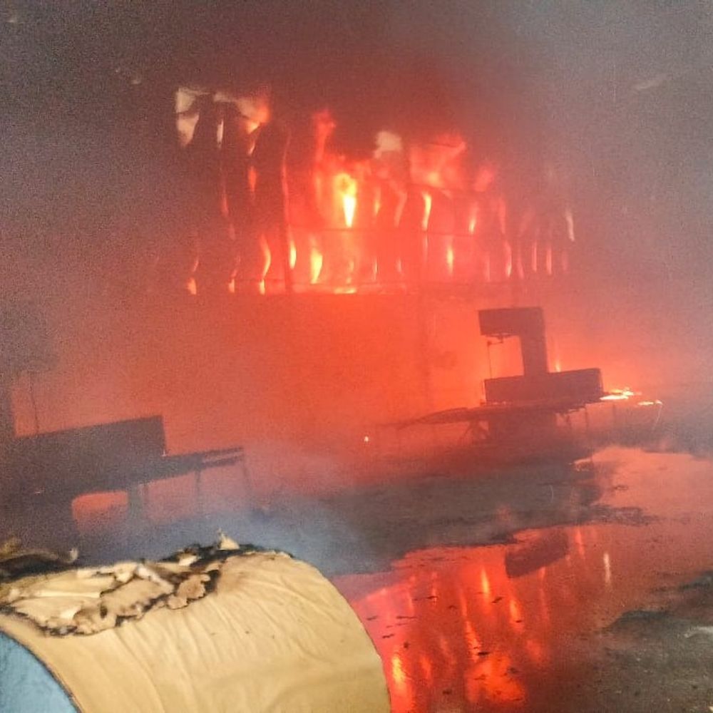 हापुड़ में कूलर घास फैक्ट्री में लगी आग:शॉर्ट सर्किट से लाखों के नुकसान की आशंका, दमकलकर्मी जुटे