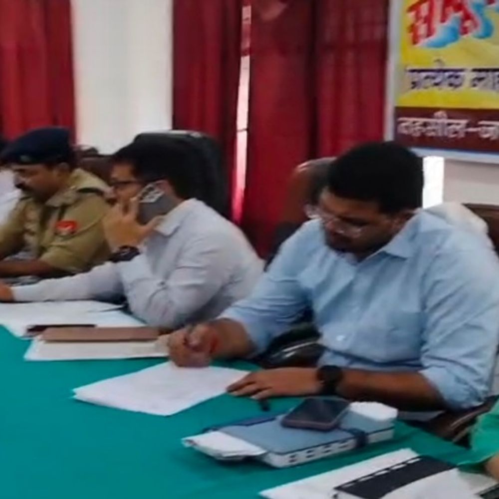 प्रधान पर अवैध रूप से पेड़ काटने का आरोप:सुल्तानपुर में निजी जमीन से काटे गए पेड़, एसडीएम ने दिए जांच के आदेश