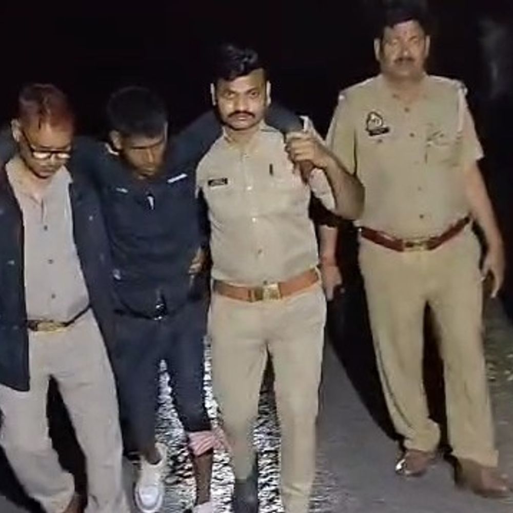 उन्नाव में ट्रक चालक से लूटपाट के दो बदमाश गिरफ्तार:अजगैन में पुलिस मुठभेड़, अवैध तमंचा, बाइक और नकदी बरामद; तीसरे की तलाश जारी