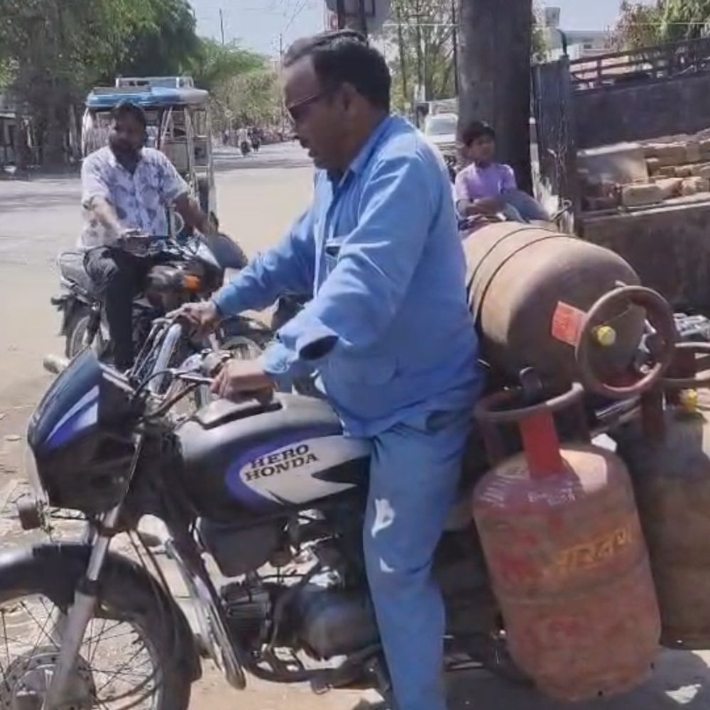 संभल में गैस सिलेंडर डिलीवरी पर हंगामा:उपभोक्ता परेशान, चंदौसी में जिला पूर्ति अधिकारी ने कहा- कोई कमी नहीं है