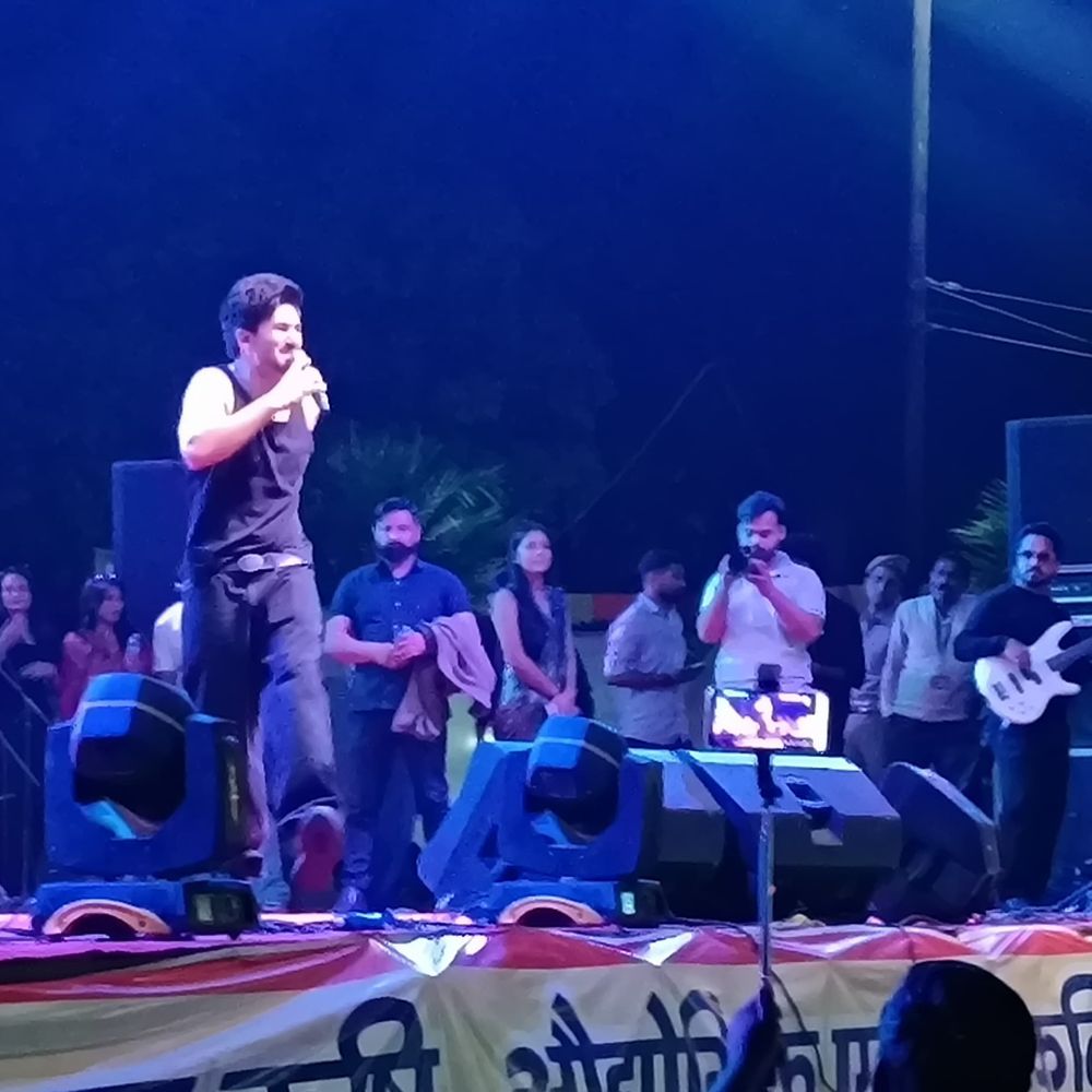 हरियाणवी सिंगर के गानों पर झूमे दर्शक:बुलंदशहर में जिला प्रदर्शनी में अमन जाजी और शिवा चौधरी की नाइट, देखें 7 तस्वीरें