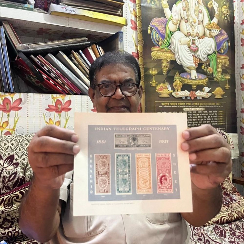 शिक्षक ने 60 साल में जुटाए 80 हजार डाक टिकट:निधन के बाद पीछे छोड़ गए अनूठा संग्रह, कीमत 5 लाख से अधिक