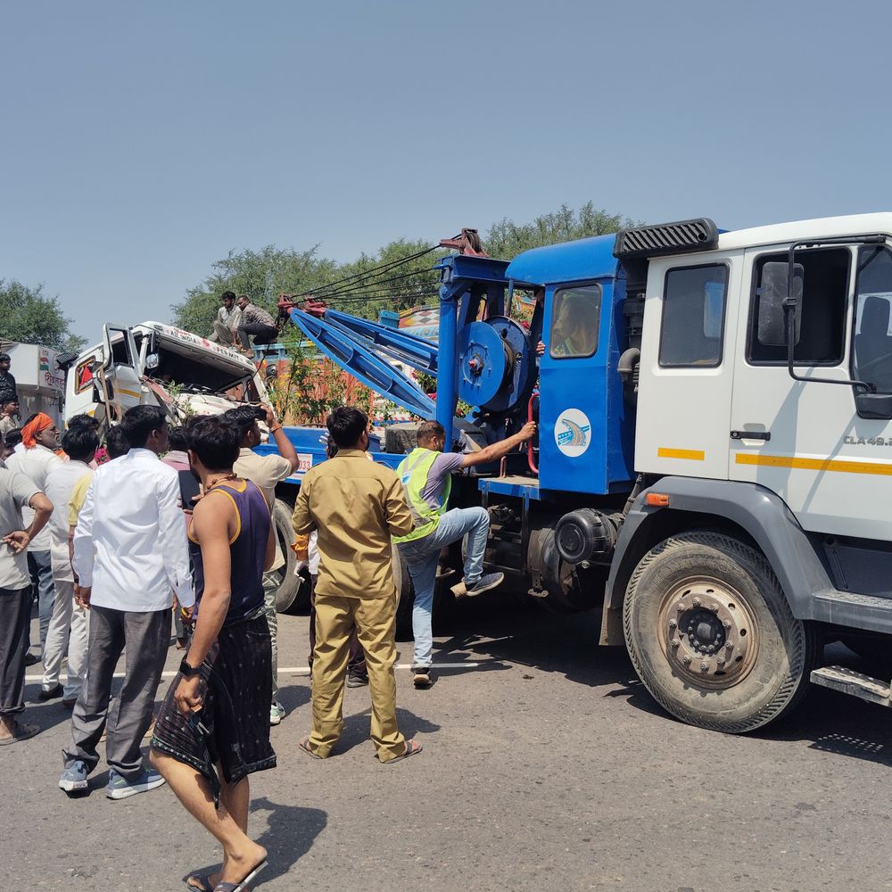 दो ट्रकों की टक्कर में ड्राइवर घायल:भदोही में एनएच पर 30 मिनट की मशक्कत के बाद बाहर निकाला, सीएचसी औराई रेफर