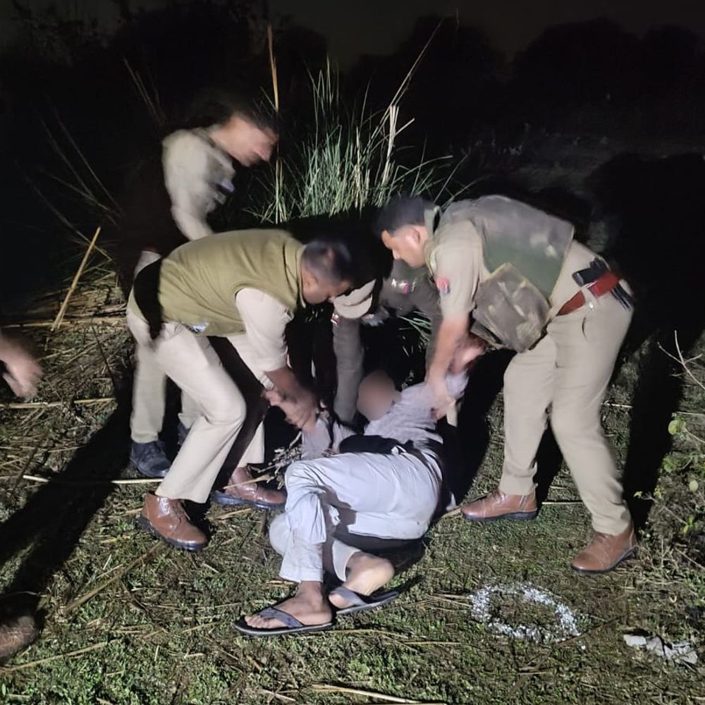 फतेहपुर में पुलिस से मुठभेड़ में एक बदमाश घायल:8 साथी गिरफ्तार, तीन फोर व्हीलर, 10 मोबाइल और बकरियां बरामद