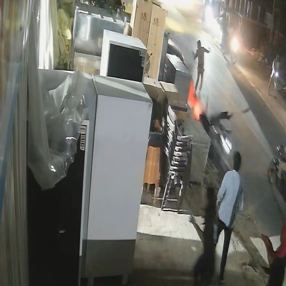 तेज रफ्तार कार ने कोबरा पुलिस को मारी टक्कर, VIDEO:मारपीट की सूचना पर पहुंचे थे, घबराहट में अनियंत्रित हुई कार; सिपाही समेत 3 घायल