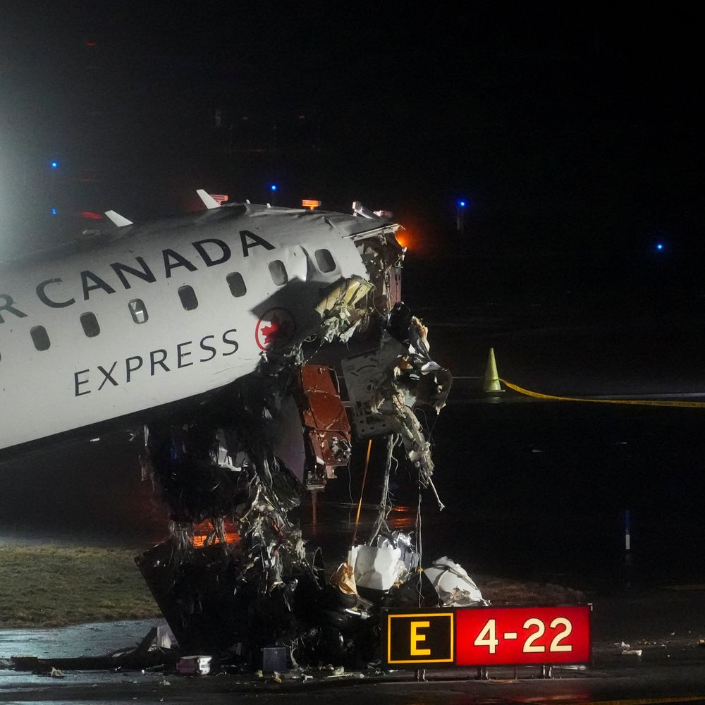 न्यूयॉर्क एयरपोर्ट पर प्लेन-ट्रक की टक्कर, दोनों पायलट की मौत:एयर ट्रैफिक कंट्रोलर स्टॉप-स्टॉप चिल्लाता रहा, 72 यात्री सवार थे