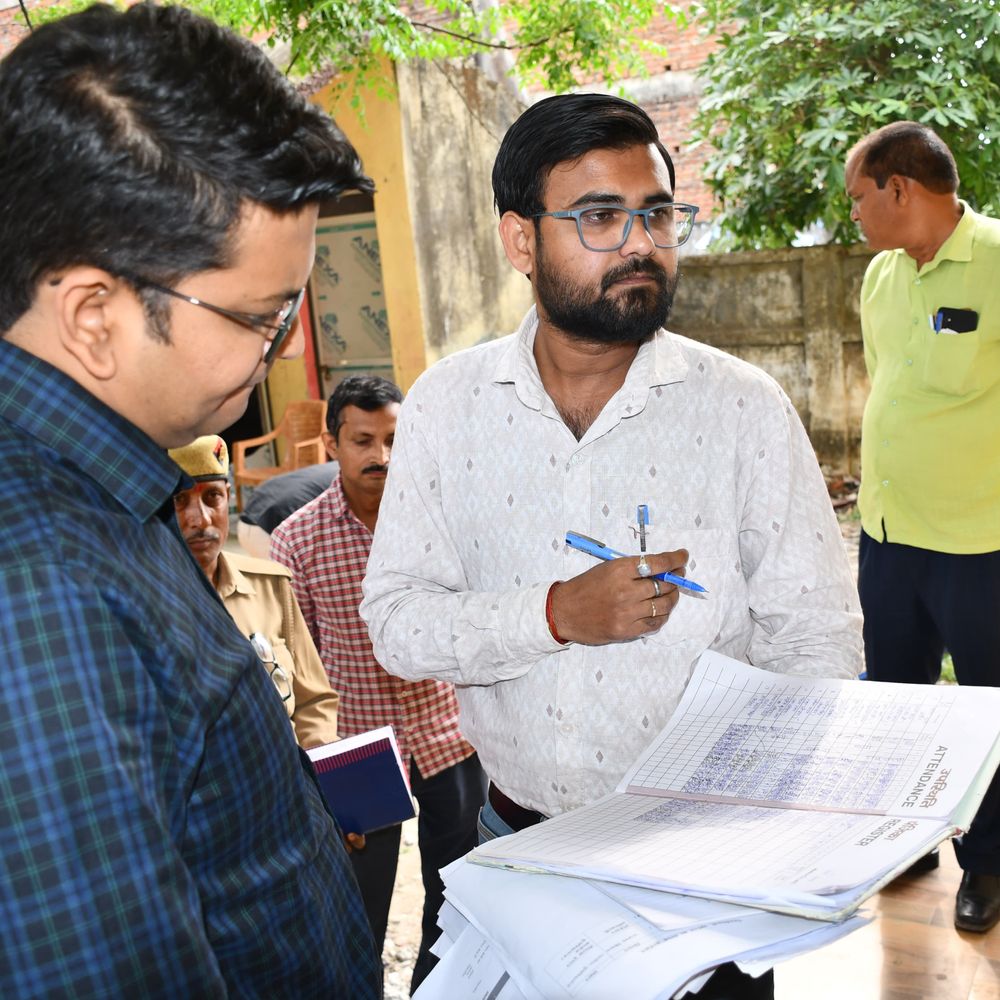 डीएम के औचक निरीक्षण में लापरवाही उजागर:कस्तूरबा विद्यालय की वार्डेन सहित 5 कर्मियों का वेतन रोका, स्पष्टीकरण मांगा