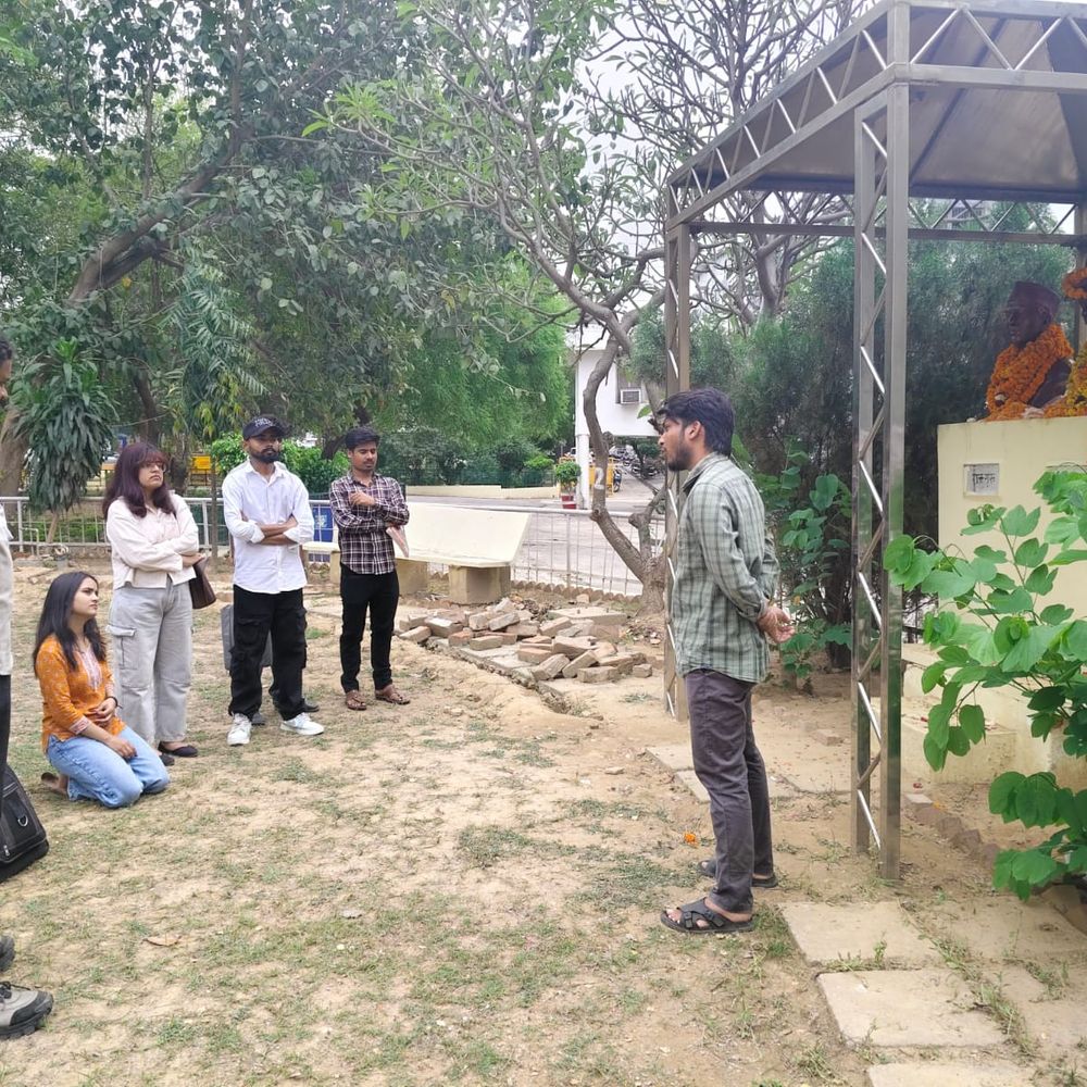 भगत सिंह, राजगुरु, सुखदेव को शहादत दिवस पर श्रद्धांजलि:आइसा ने लखनऊ विश्वविद्यालय परिसर में पुष्पांजलि अर्पित की