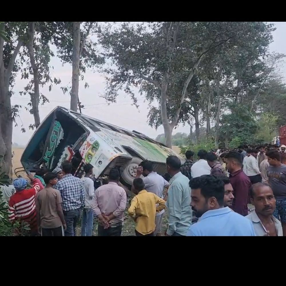 सिद्धार्थनगर में श्रद्धालुओं से भरी बस नाले में गिरी:चालक-महिला घायल, 80 यात्री बाल-बाल बचे; बड़ा हादसा टला