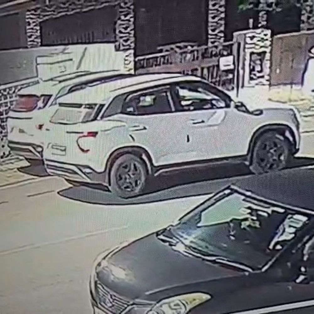 बरेली की पॉश कॉलोनी में हाईटेक कार चोरी:मिनटों में गाड़ी लेकर फरार, CCTV में कैद वारदात