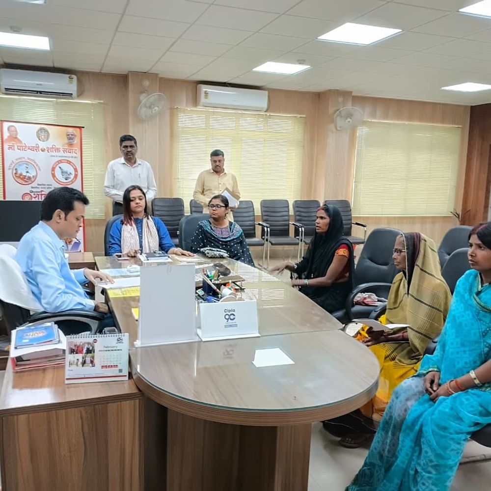 गोंडा में मां पाटेश्वरी शक्ति संवाद कार्यक्रम का आयोजन:देवीपाटन मंडल के चारों जिलों से आई महिलाओं की कमिश्नर ने सुनी समस्याएं