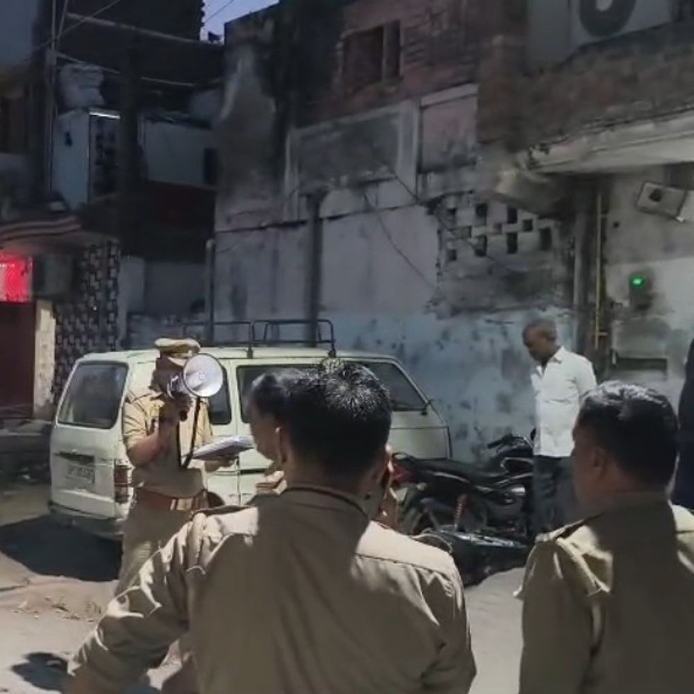 कानपुर में दो अपराधियों पर गुंडा एक्ट की कार्रवाई:3 महीने के लिए जिला बदर, पुलिस ने डुग्गी पिटवाकर दी जानकारी