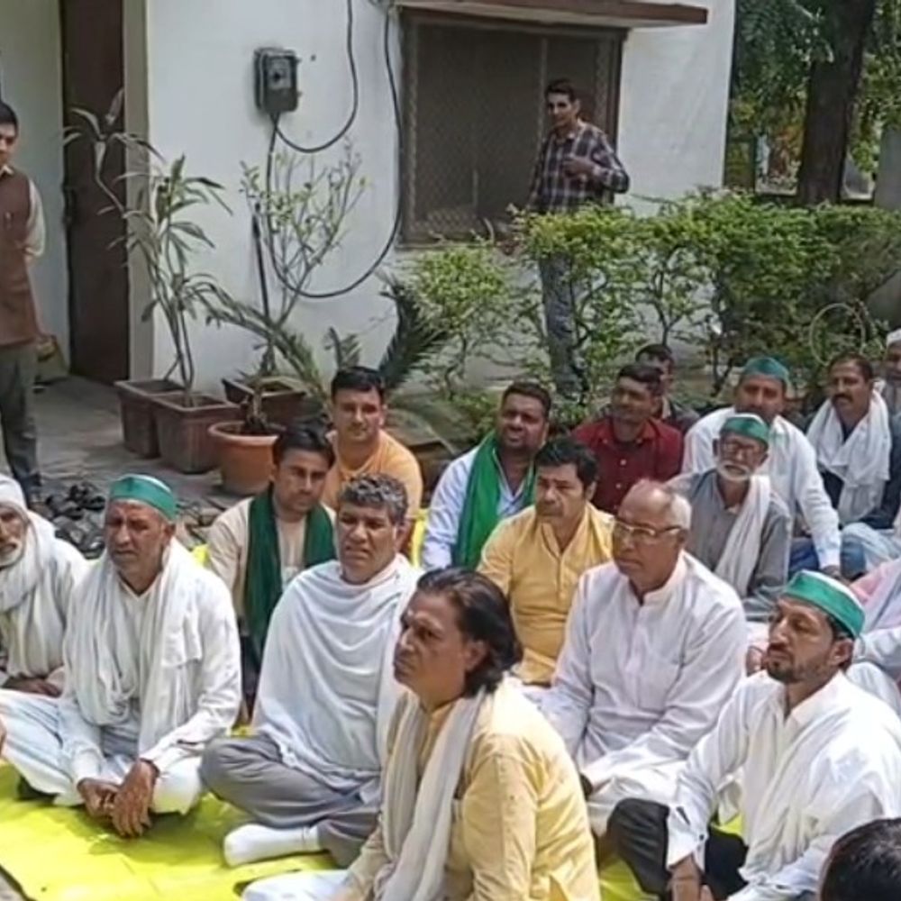 बागपत में वन विभाग कार्यालय पर किसानों का धरना:वन दरोगा पर उत्पीड़न का आरोप, DFO के आश्वासन पर माने