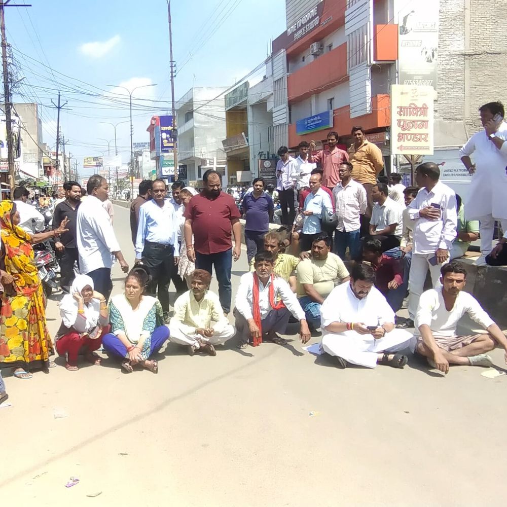 लखनऊ में भारत गैस एजेंसी के खिलाफ प्रदर्शन:बुकिंग के बावजूद सिलेंडर न मिलने पर फूटा लोगों का गुस्सा