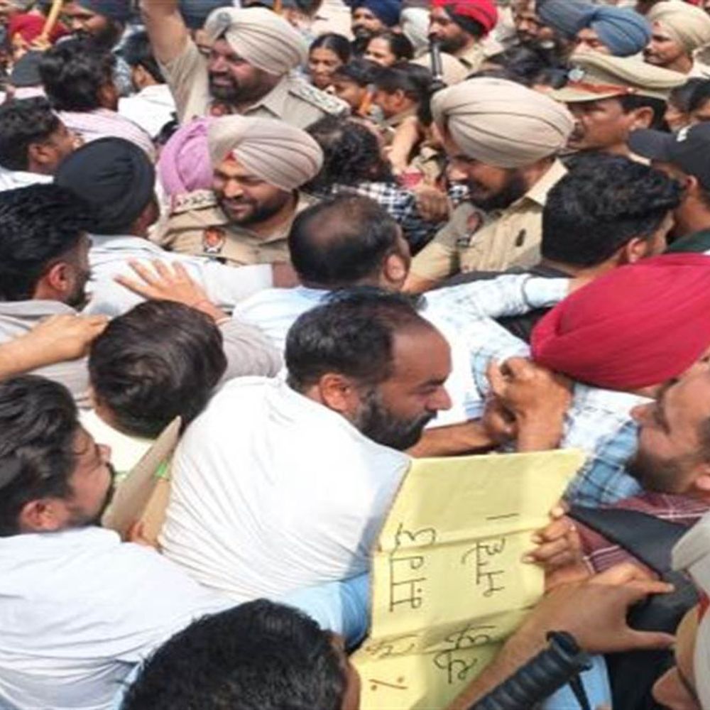 मुख्यमंत्री आवास के सामने बेरोजगारों और पुलिस में झड़प:  संगरूर में प्रदर्शनकारी हिरासत में लिए गए, कपड़े फटे, 89 दिन से दे रहे हैं धरना – Barnala News