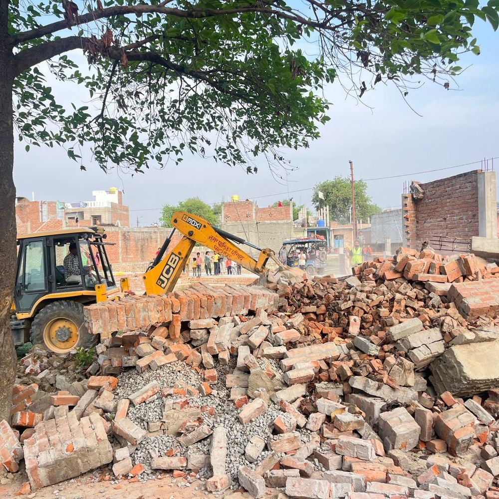 घाटमपुर में अवैध कब्जों पर चला बुलडोजर:40 लाख की जमीन कराई कब्जामुक्त, बंजर भूमि पर हो रही थी प्लाटिंग