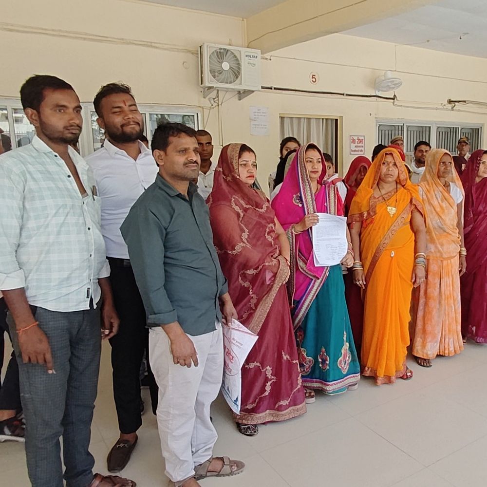 बांदा के तरहटी कालिंजर में शराब ठेका हटाने की मांग:ग्रामीणों ने जिलाधिकारी को ज्ञापन सौंपकर बताई परेशानी