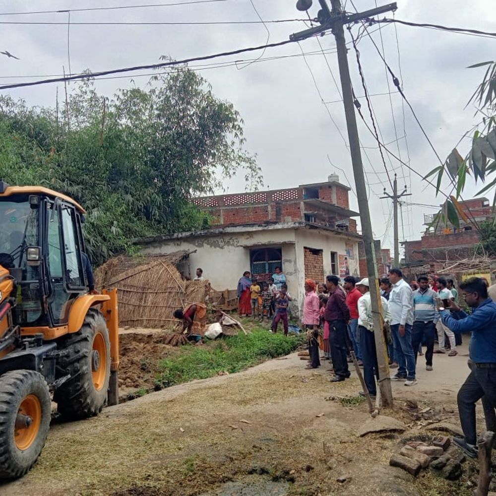 सिंचाई विभाग ने नहर की पटरी से हटाया अतिक्रमण:महाराजगंज के भिटौली में जेसीबी से हटाई गईं झोपड़ियां