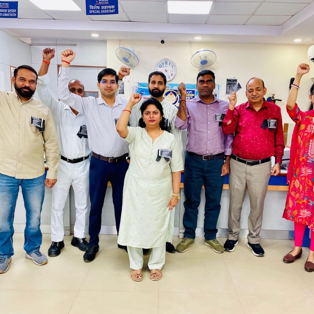 ब्लैक बैच लगाकर बैंक कर्मियों ने किया काम:हरदोई में मांगें न पूरी होने पर संगठन ने दी हड़ताल पर जाने की चेतावनी