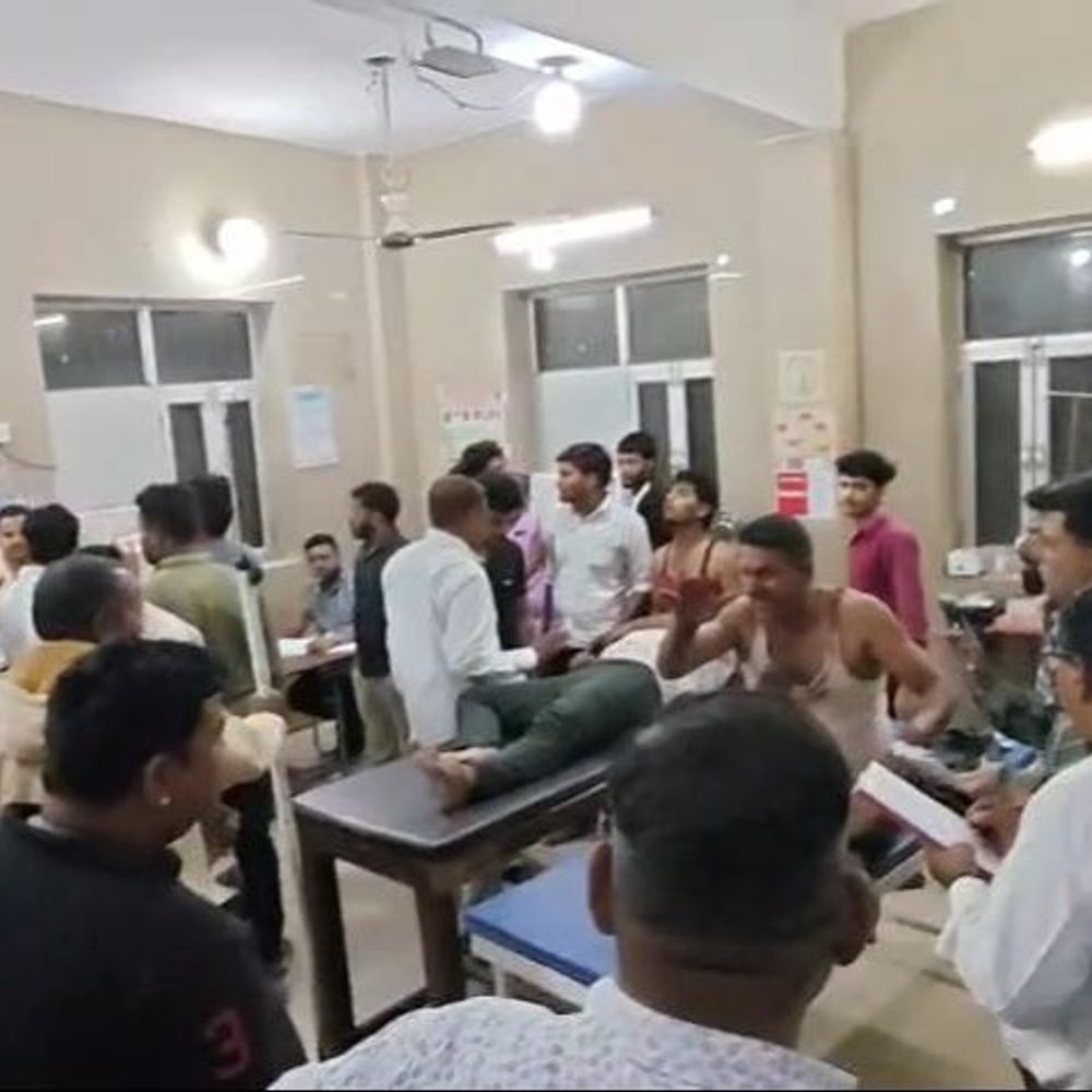 मैनपुरी में उधारी के पैसे को लेकर मारपीट:रिवॉल्वर लेकर पहुंचा फौजी, बंधक बना फिर काटा अंगूठा, दोनों घायल