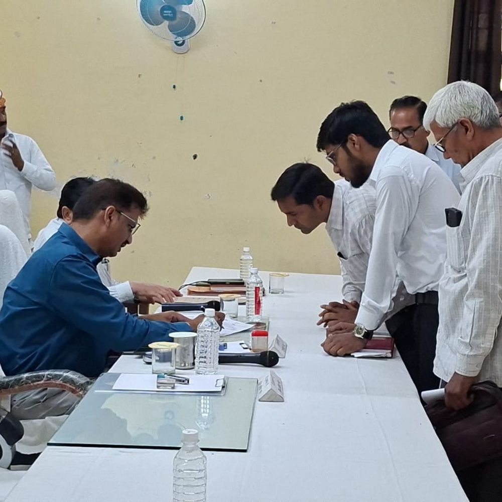 मऊ जिले के घोसी तहसील में 56 शिकायतें मिलीं:संपूर्ण समाधान दिवस पर 3 का तत्काल निस्तारण, 2 पर टीमें भेजीं