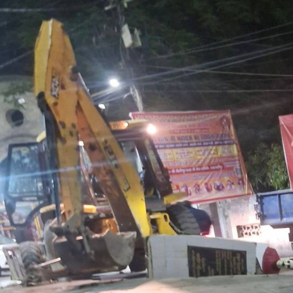 शाहजहांपुर में शहीदों की प्रतिमाएं बुलडोजर से तोड़ी:नगर निगम ने मलबा डंपिंग ग्राउंड में फेंका, नगर आयुक्त बोले- नई जगह लगाई जाएंगी