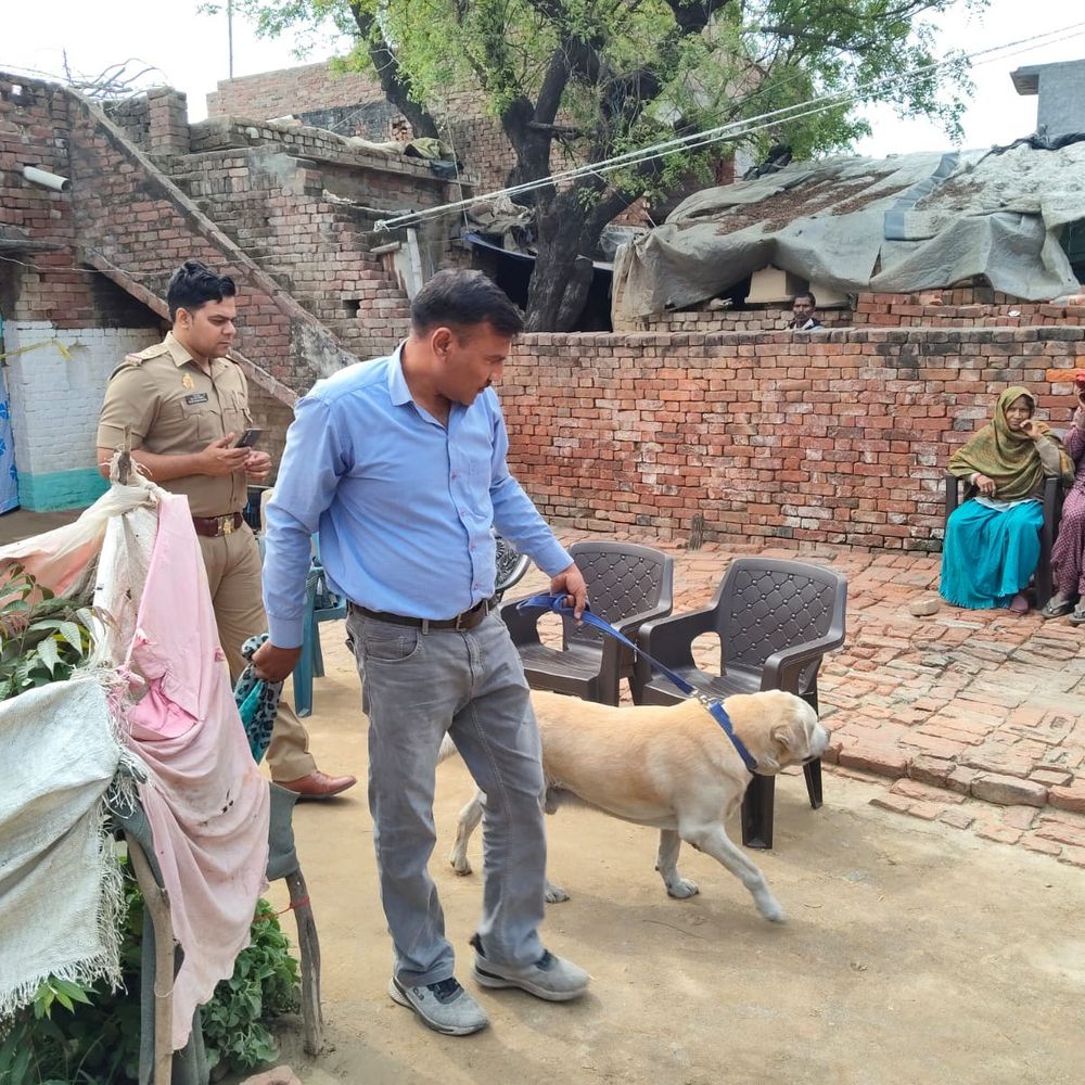 शामली में बुजुर्ग महिला की संदिग्ध मौत:घर में चारपाई पर रस्सी से हाथ बंधे मिला शव, मुंह पर घुसा था कपड़ा; पड़ोसियों ने देखा