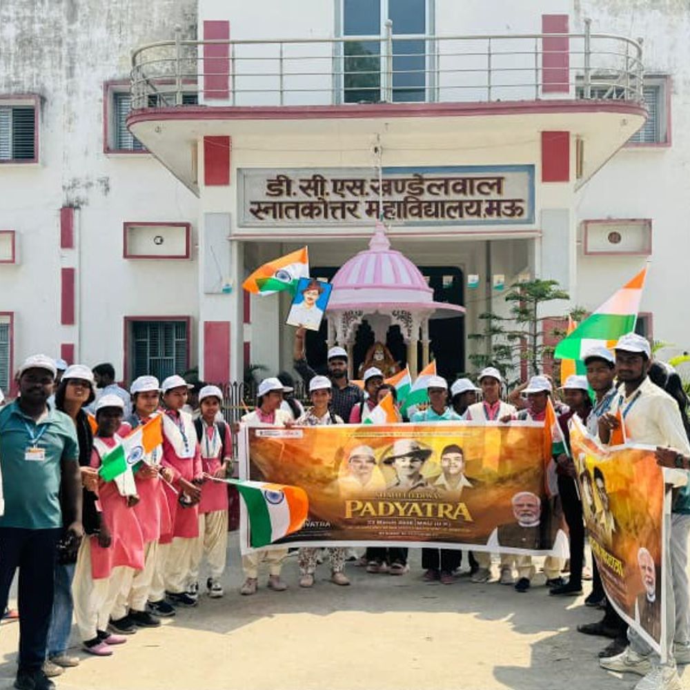 मऊ में मेरा युवा भारत केंद्र ने श्रमदान दिया:शहीद दिवस पर पदयात्रा निकाली गई, शहीदों को श्रद्धांजलि दी