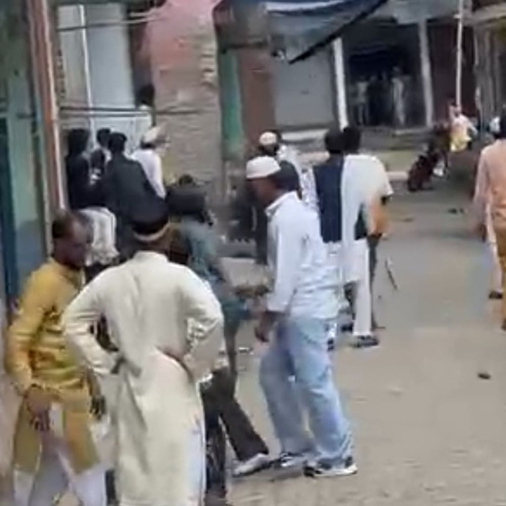 पथराव करने वाले 11 लोगों पर FIR दर्ज:संभल में नमाज के बाद हुई थी मारपीट, स्कॉर्पियो की स्टंटबाजी से कपड़े खराब हुए थे