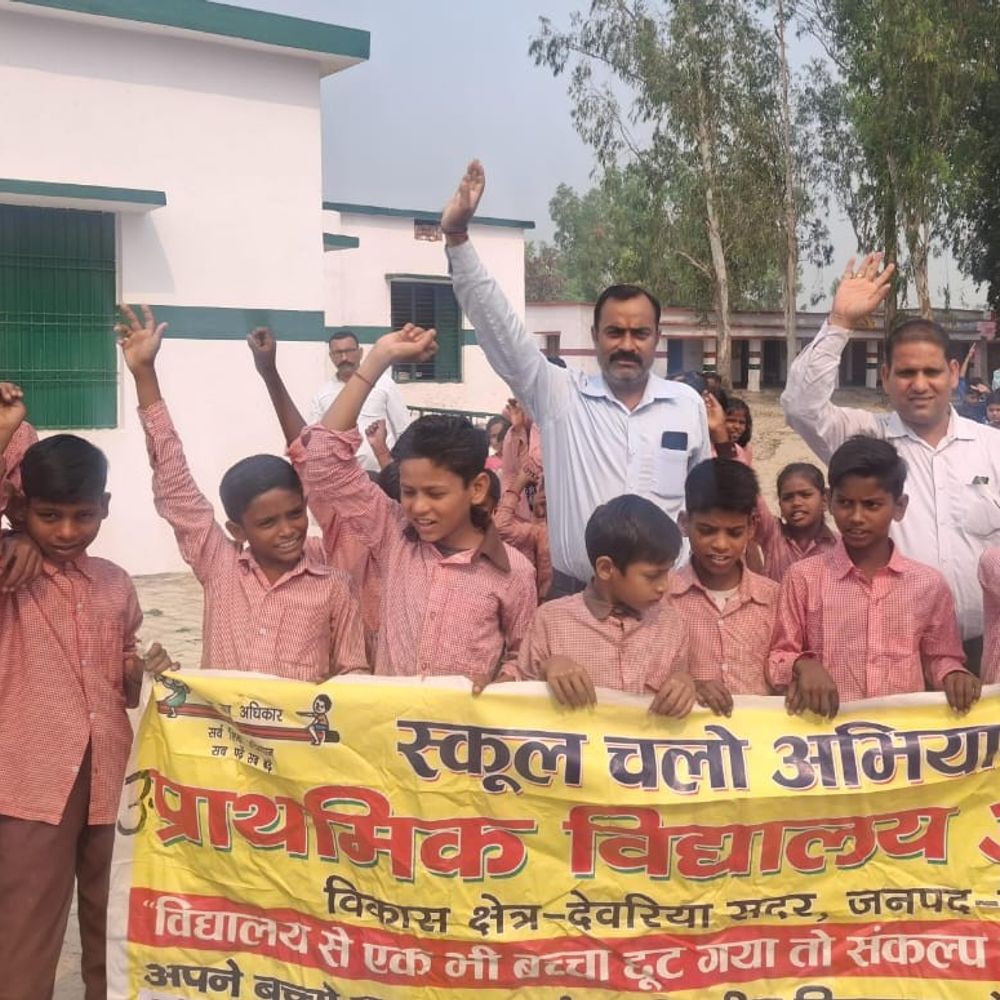 देवरिया में स्कूल चलो अभियान:सरकारी स्कूल के बच्चों ने जागरूकता रैली निकाली, अभिभावकों को नामांकन के लिए प्रेरित किया