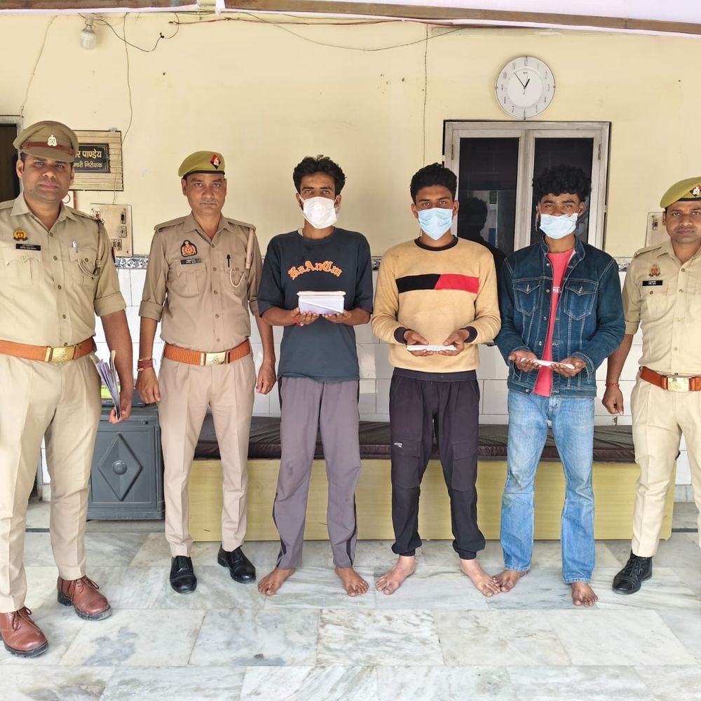 हापुड़ में तीन मोबाइल लुटेरे गिरफ्तार:चाकू और लूटा मोबाइल बरामद, पूछताछ में कई वारदातों का खुलासा
