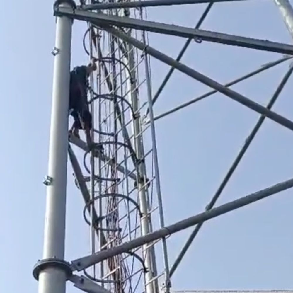 किशोरी ने मोबाइल टावर पर चढ़कर जान देने की कोशिश:युवक ने शादी से किया इनकार, पिता-पुत्र पर मुकदमा दर्ज