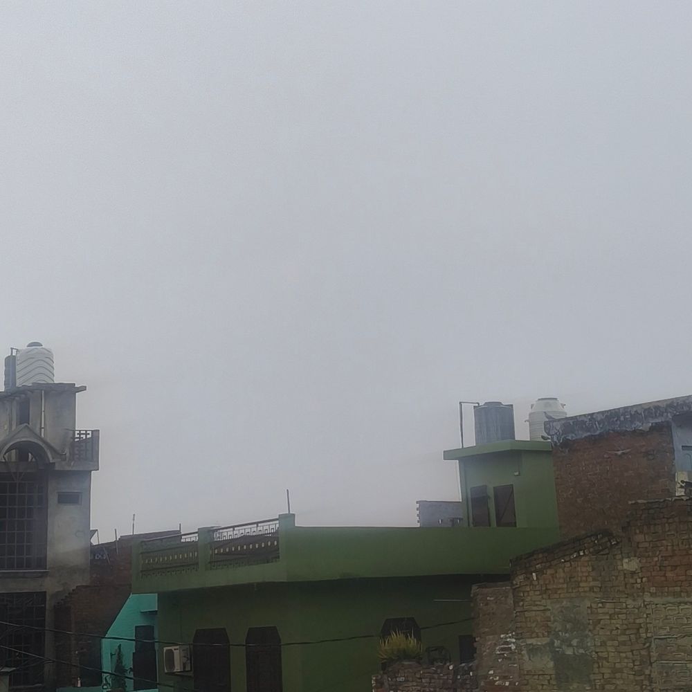 फिर मौसम का यूटर्न, आसमान में छाए घने बादल:हल्की बूंदाबांदी के साथ चल रही ठंडी हवाएं, तापमान में गिरावट