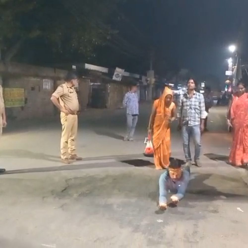 फिरोजाबाद में दोनों हाथों में दीपक जला की दंडोति परिक्रमा:परिवार और देश की खुशहाली के लिए मां केला देवी के दरबार में प्रार्थना