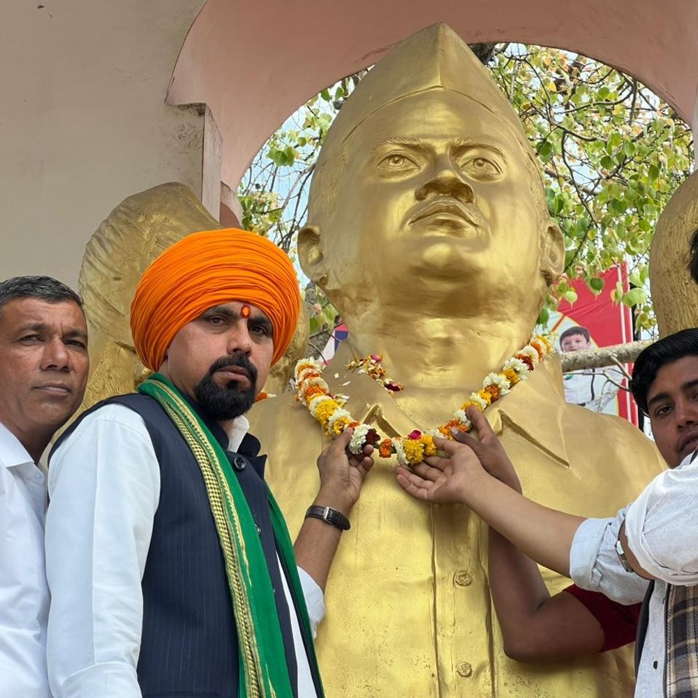 हापुड़ में शहीद दिवस पर शहीदों को श्रद्धांजलि:भगत सिंह, सुखदेव, राजगुरु, अशफ़ाक़ुल्लाह ख़ां की प्रतिमाओं पर माल्यार्पण