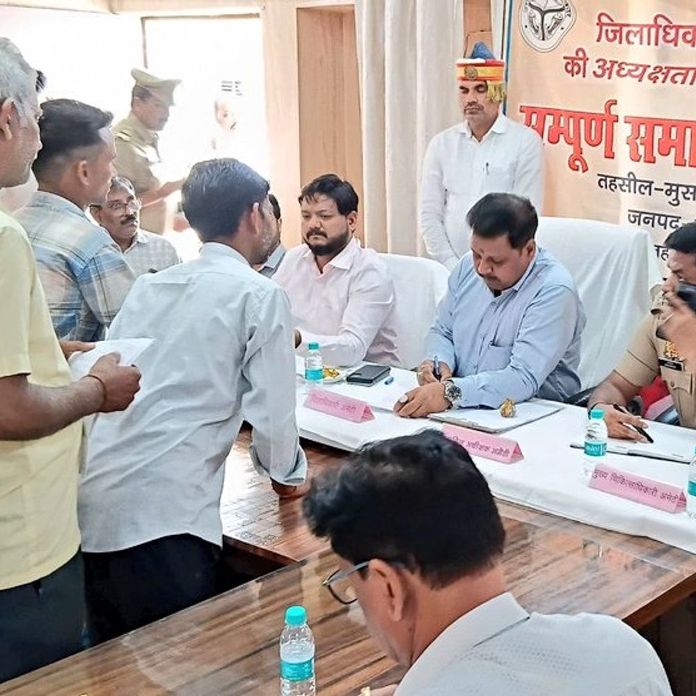 चारों तहसीलों में संपूर्ण समाधान दिवस आयोजित:डीएम ने मुसाफिरखाना में सुनी जनसमस्याएं, त्वरित निस्तारण के निर्देश