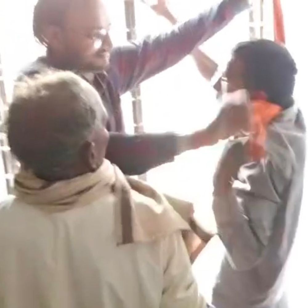 बीमा कार्यालय बंद मिला तो आत्महत्या का प्रयास किया:ललितपुर में फसल नुकसान से परेशान किसान, SDM ने मदद का आश्वासन दिया