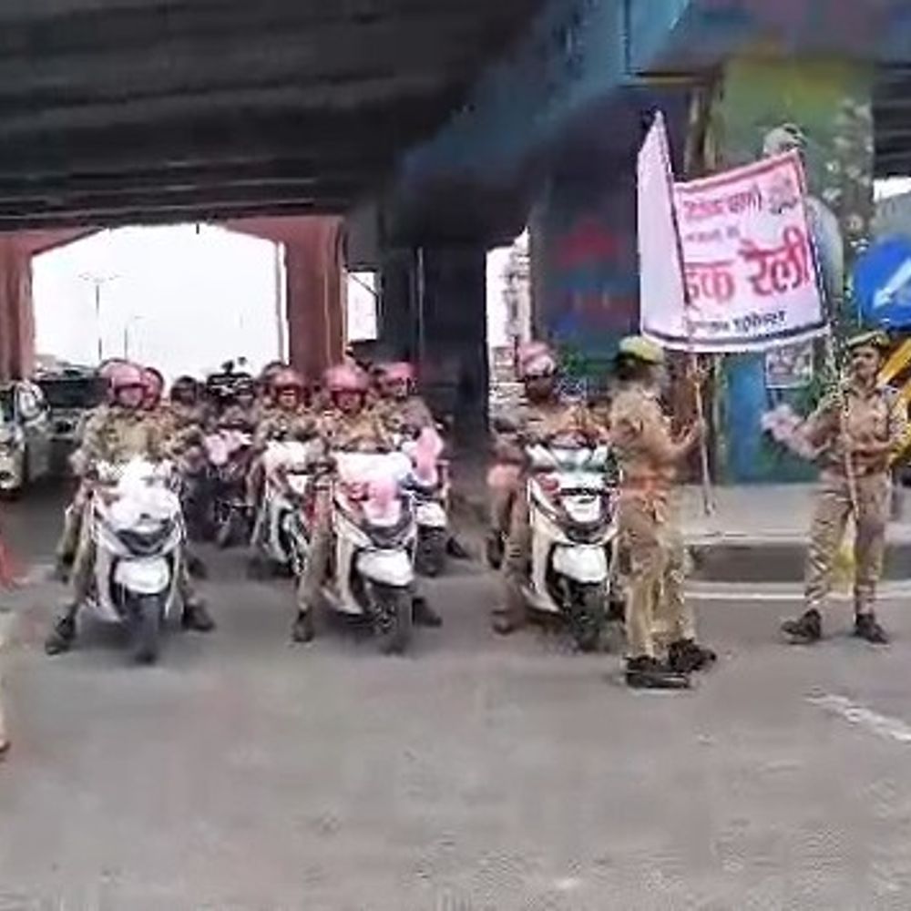 उन्नाव पुलिस ने निकाली महिला स्कूटी रैली:एसएसपी ने हरी झंडी दिखाकर किया रवाना, सुरक्षा का संदेश दिया