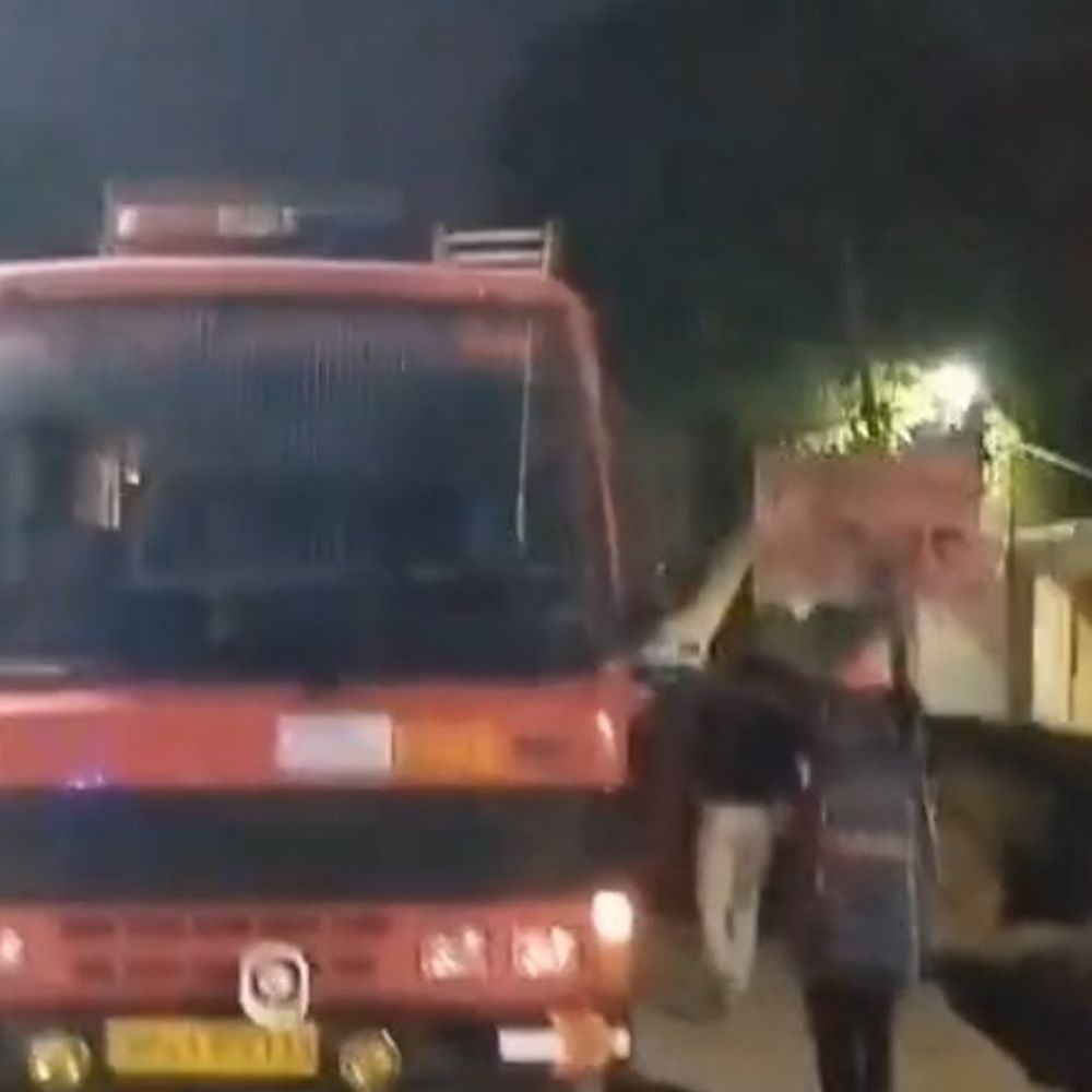 घाटमपुर में आरा मशीन में लगी आग:फायर ब्रिगेड ने दो घंटे में काबू पाया, 15 फीट ऊंची लपटें उठीं