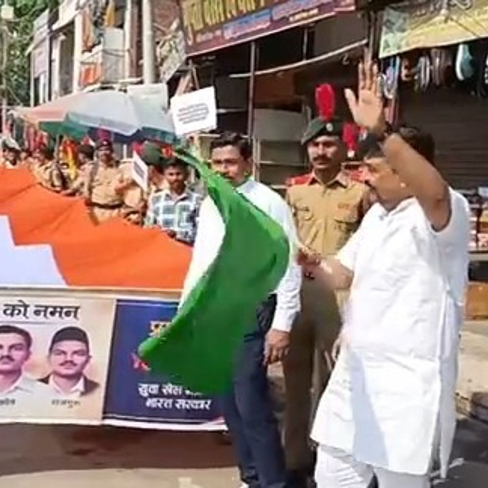शहीद दिवस पर उन्नाव में तिरंगा यात्रा:एनसीसी कैडेट्स और नागरिकों ने निकाली रैली, देशभक्ति नारों से गूंजा शहर