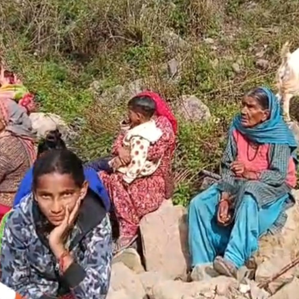 मंडी-धर्मपुर नेशनल हाईवे 48 घंटे से बंद:  रोपड़ू नाला में भूस्खलन से 9 परिवार बेघर, 42 प्रभावित लोगों को सुरक्षित निकाला – Mandi (Himachal Pradesh) News
