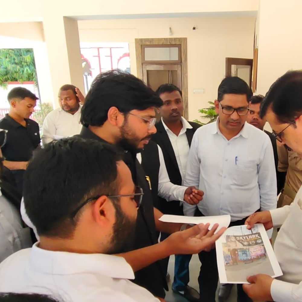 अधिवक्ताओं ने अंबेडकर पार्क से होर्डिंग हटाने की मांग की:सौंदर्यीकरण प्रभावित होने पर जिलाधिकारी को सौंपा ज्ञापन