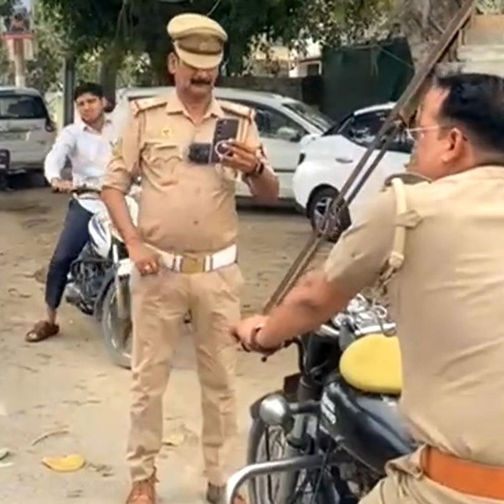 यातायात पुलिस ने काटे पुलिसकर्मियों के चालान:फर्रुखाबाद में बिना हेलमेट बाइक चलाने पर हुई कार्रवाई, 18 का हुआ चालान