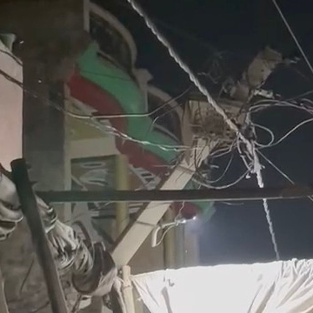 ट्रैक्टर-ट्रॉली की टक्कर से बिजली खंभा टूटा:मुजफ्फरनगर में तार जमीन पर लटके, बड़ा हादसा टला, चालक फरार